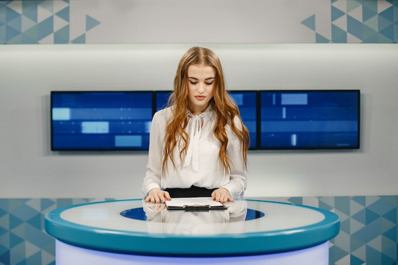 Телеведущая Регина Тодоренко снялась в белом платье с золотым корсетом